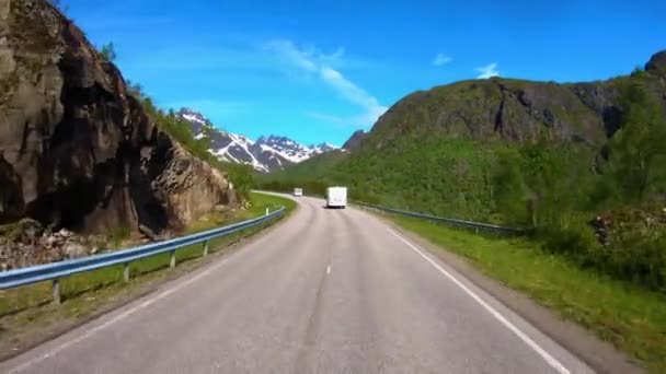 Автомобиль VR Caravan, управляющий автомобилем, путешествует по шоссе. Туризм отдых и путешествия. Прекрасная природа Норвегии . — стоковое видео