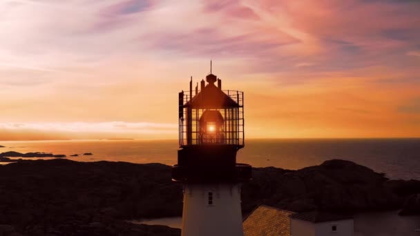 Pobřežní maják. Lindesnes Lighthouse is a Coastal Lighthouse at the Southern Tip of Norway. — Stock video