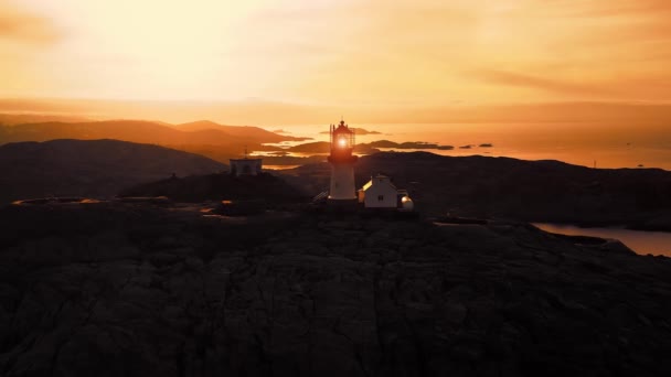 Faro costiero. Lindesnes Lighthouse è un faro costiero all'estremità meridionale della Norvegia . — Video Stock