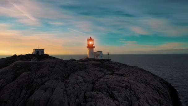 Coastal lighthouse. Lindesnes Lighthouse is a coastal lighthouse at the southernmost tip of Norway. — Stock Video