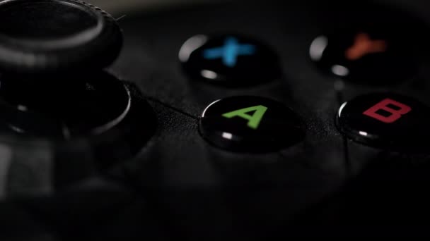 Moderní gamepad na temnu. Detailní záběr herního ovladače. — Stock video