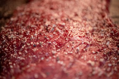 Biber ve baharat karıştırılmış çiğ bifteğe yakın.