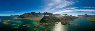 Panorama Lofoten Norveç 'in Nordland iline bağlı bir takımada. Dramatik dağlar ve tepeler, açık deniz ve korunaklı körfezler, plajlar ve el değmemiş topraklarla kendine özgü bir manzarası var..