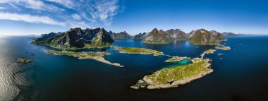 Panorama Lofoten Norveç 'in Nordland iline bağlı bir takımada. Dramatik dağlar ve tepeler, açık deniz ve korunaklı körfezler, plajlar ve el değmemiş topraklarla kendine özgü bir manzarası var..