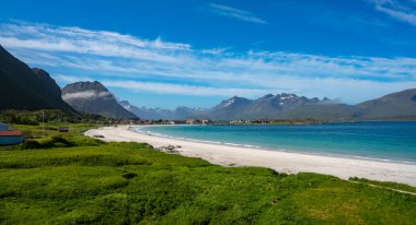 Panorama Beach Lofoten adaları Norveç 'in Nordland eyaletinde yer alan bir takımadalardır. Dramatik dağları, tepeleri, açık denizi, korunaklı koyları ve plajları olan kendine özgü bir manzarası var.