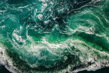 Soyut arkaplan. Nehrin ve denizin dalgaları yüksek gelgit ve alçak gelgit sırasında bir araya gelir. Saltstraumen girdabı, Nordland, Norveç girdapları