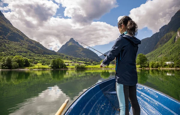 女人在船上钓鱼 美丽的自然挪威自然景观 洛达特内湖洛达尔山谷 — 图库照片