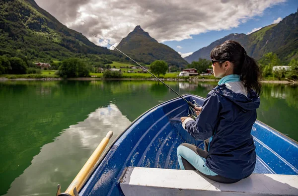 Mujer Pescando Barco Hermosa Naturaleza Noruega Paisaje Natural Lovatnet Lago — Foto de Stock