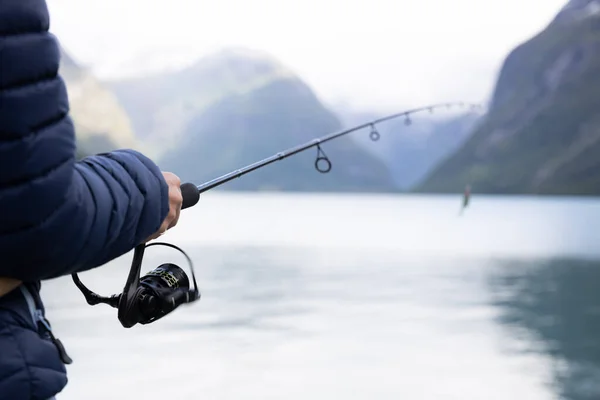 在挪威 在钓竿上钓鱼的妇女旋转着 在挪威捕鱼是拥抱当地生活方式的一种方式 无数的湖泊 河流和宽阔的海岸线意味着极好的机会 — 图库照片