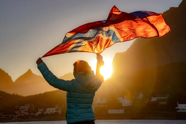 Frau Schwenkt Bei Sonnenuntergang Die Flagge Norwegens — Stockfoto