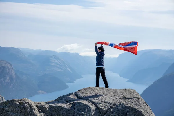 Frau Mit Schwenkender Norwegischer Flagge Vor Dem Hintergrund Der Natur — Stockfoto
