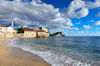 Budva eski şehir kale ve plaj