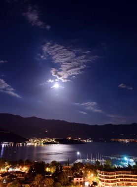 Budva şehir ve bay gece