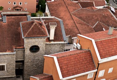 Pek çok kırmızı kiremit çatılar