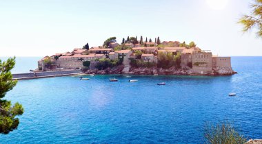 Karadağ 'ın Budva kenti yakınlarındaki Sveti Stefan Adası