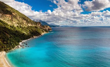 Budva Riviera Karadağ'daki deniz manzara