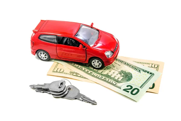 Carro de brinquedo vermelho com chaves e dinheiro — Fotografia de Stock