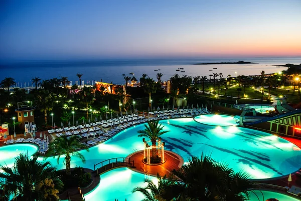 Luxo hotel praia e piscina área — Fotografia de Stock