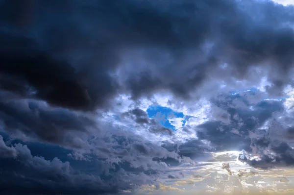 Nubes de tormenta oscura — Foto de Stock