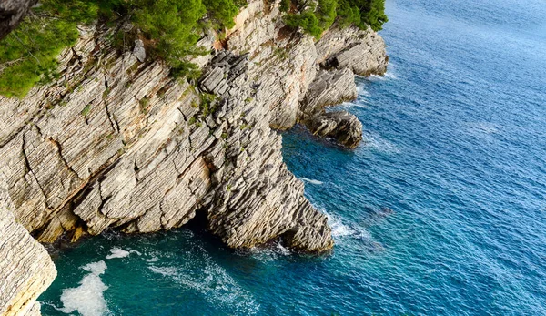 Petrovac yakınındaki kıyı şeridi