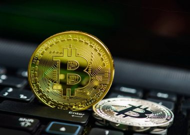bitcoin sikkeleri üzerinde siyah klavye