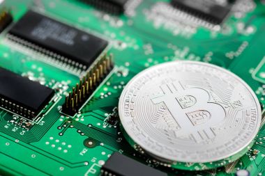 Bitcoin sanal para birimi bir devre kartı üzerinde