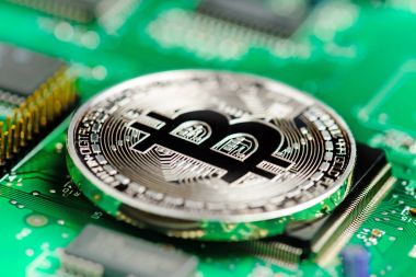 Bitcoin sanal para birimi bir devre kartı üzerinde