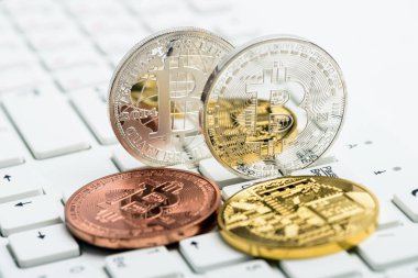 Bitcoin sikkeleri üzerinde beyaz klavye
