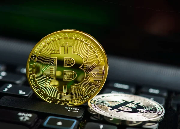 Bitcoin монеты на черной клавиатуре — стоковое фото