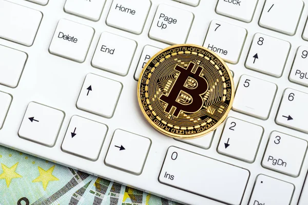 Bitcoin munt op witte toetsenbord — Stockfoto