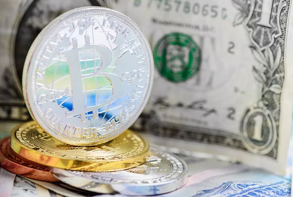 Bitcoin mince nad peníze — Stock fotografie