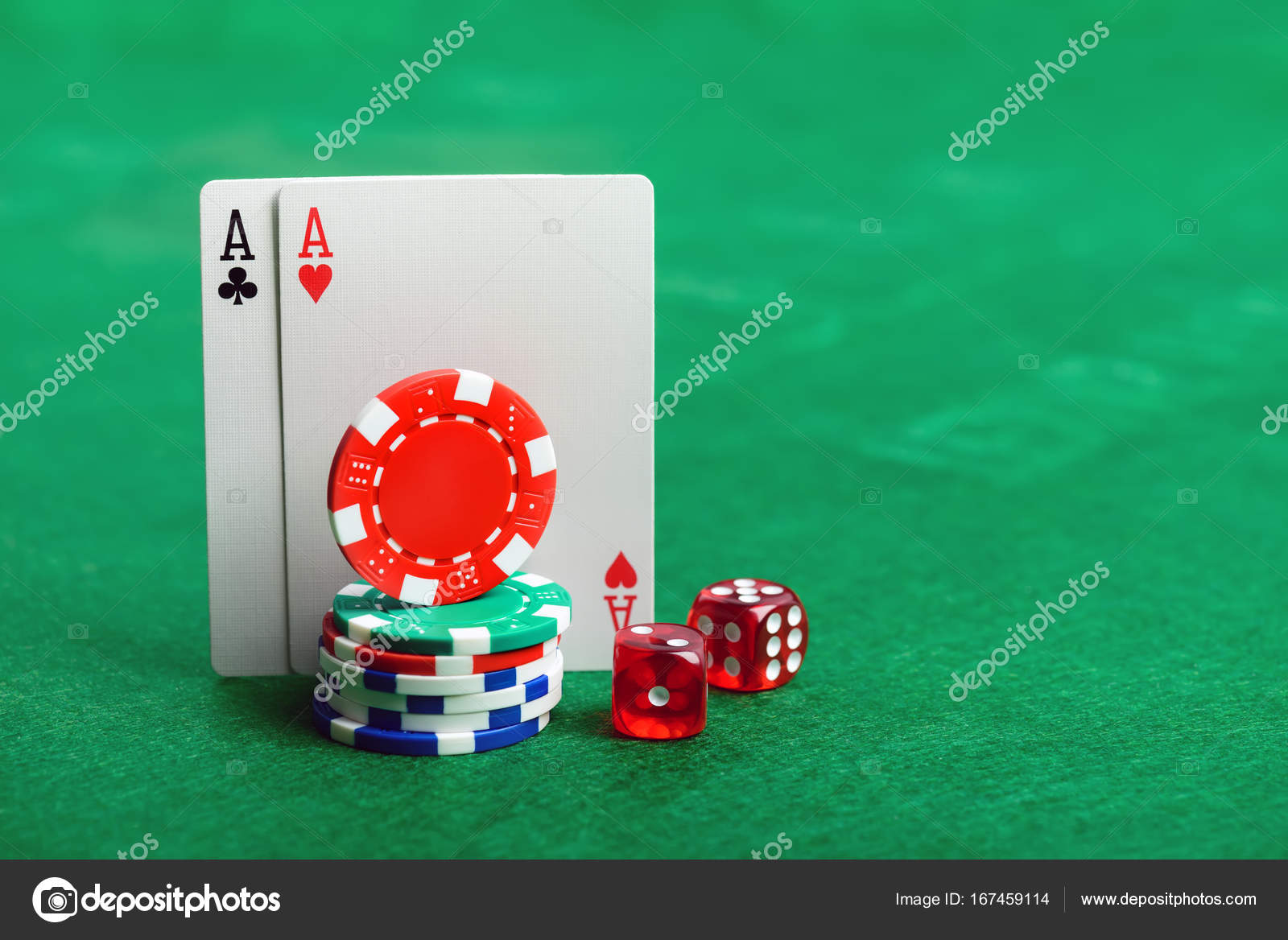Casino poker chips, dobbelstenen kaarten ⬇ Stockfoto, rechtenvrije door © #167459114