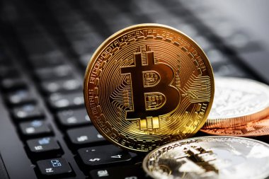 Notebook klavye üzerinde fotoğraf altın Bitcoins