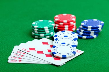 Casino yeşil masa yongaları ve oyun kartları ile