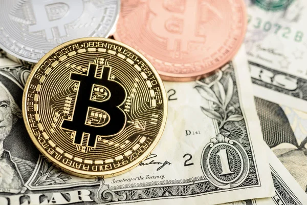 Gouden bitcoin op geld achtergrond — Stockfoto