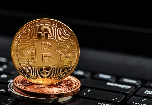 Foto bitcoins moedas no teclado notebook — Fotografia de Stock