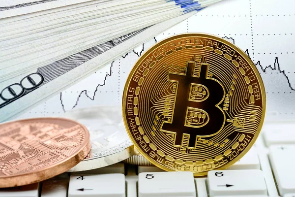 Bitcoin munt op het toetsenbord van de laptop — Stockfoto