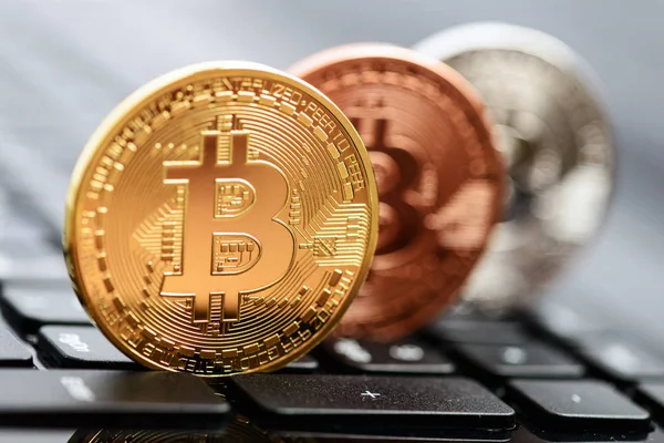 Fotoğraf bitcoins sikkeleri üzerinde dizüstü klavye