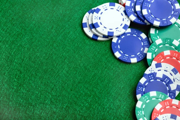 Casino masa ve poker fişleri — Stok fotoğraf