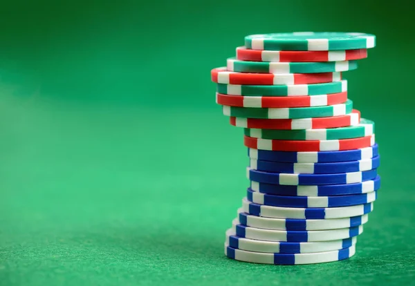 Casino fichas de póquer sobre fondo de mesa verde — Foto de Stock