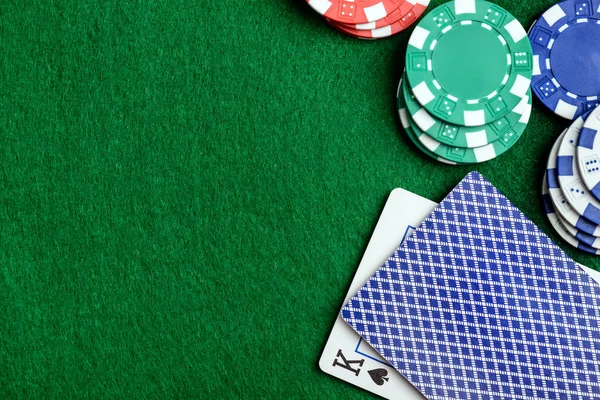 Casino masa ve poker fişleri — Stok fotoğraf