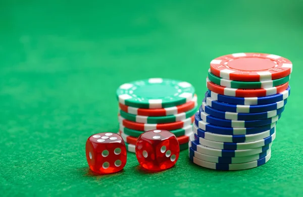 Casino table verte avec des jetons et des dés — Photo