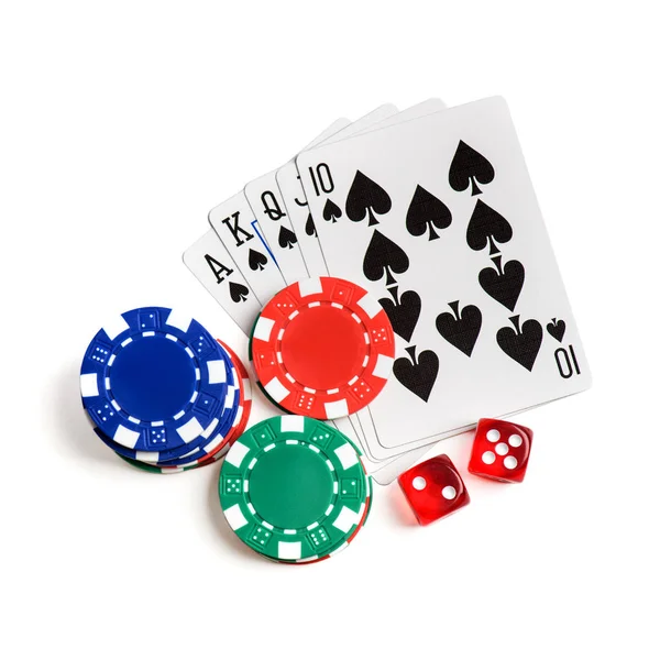 Casino punainen noppaa, pelata korttia roial huuhtele ja pelimerkkejä eristetty — kuvapankkivalokuva