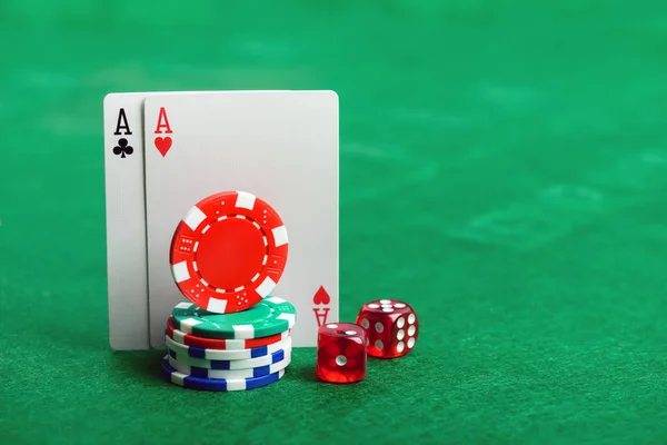 Casino poker chips, dadi e carte — Foto Stock