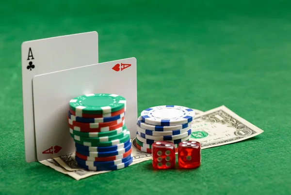 Casino yeşil tablo oyun kartları, cips, para ve dices ile — Stok fotoğraf