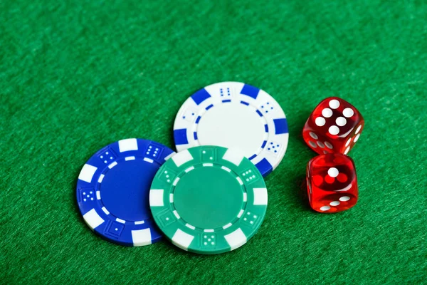 Casino gröna bord med chips och tärningar — Stockfoto