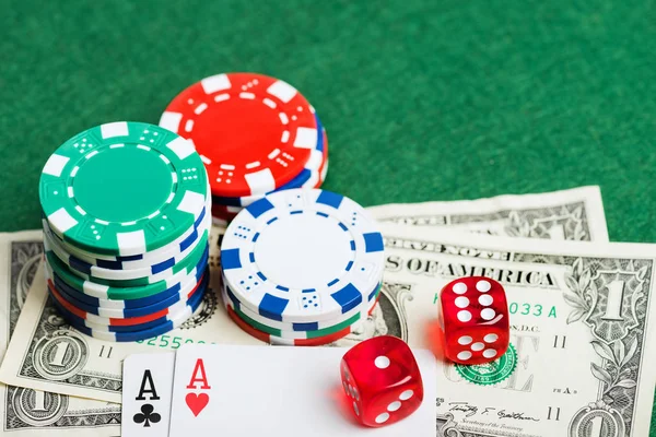 Casino mesa verde con fichas, dinero y dados — Foto de Stock