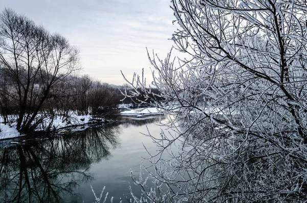 Paesaggio invernale fiume — Foto Stock