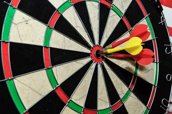 Dart pilar i bull's eye — Stockfoto