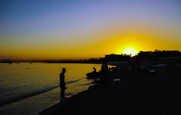 Silhouette sur la plage au coucher du soleil — Photo